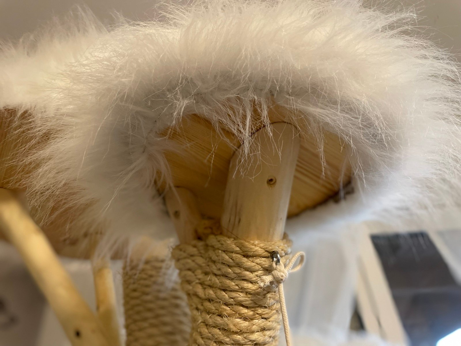 Katzenbaum aus Echtholz in weiß