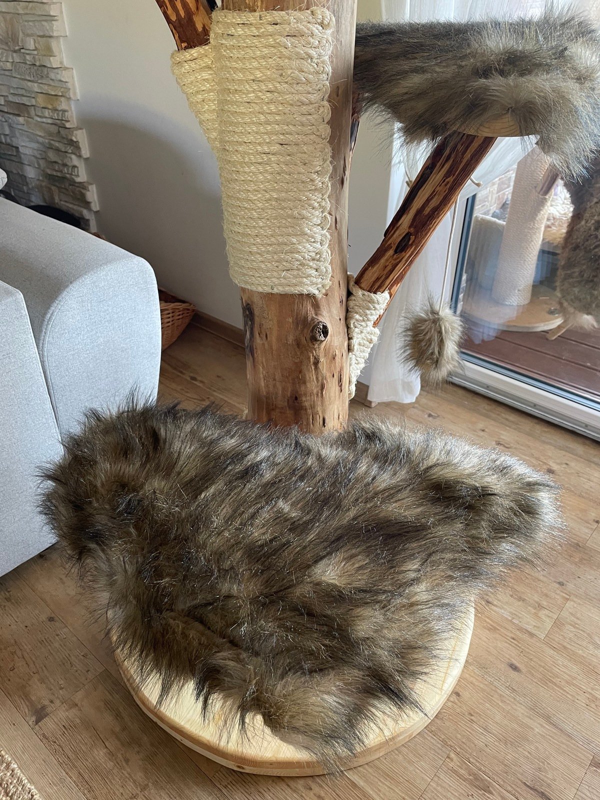 Katzenbaum hoch mit grauem Fuchsbezug