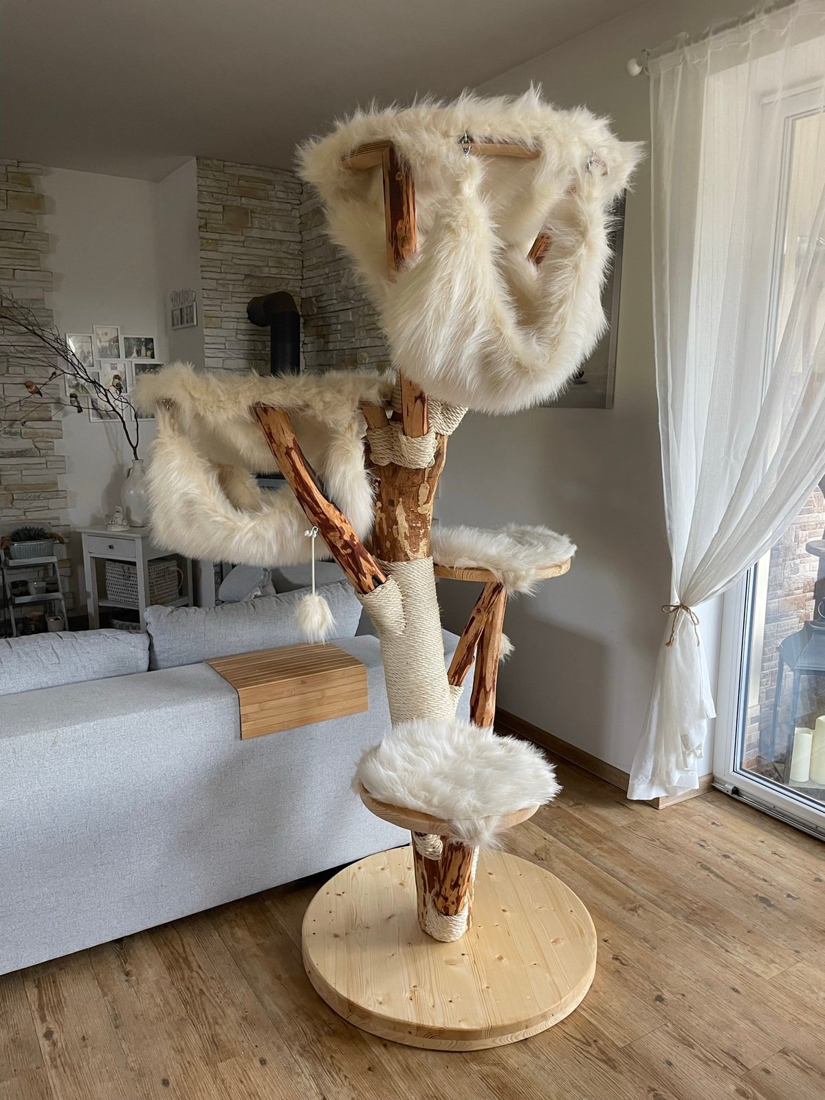 Katzenkratzbaum mit Fellbezug in der Farbe beige