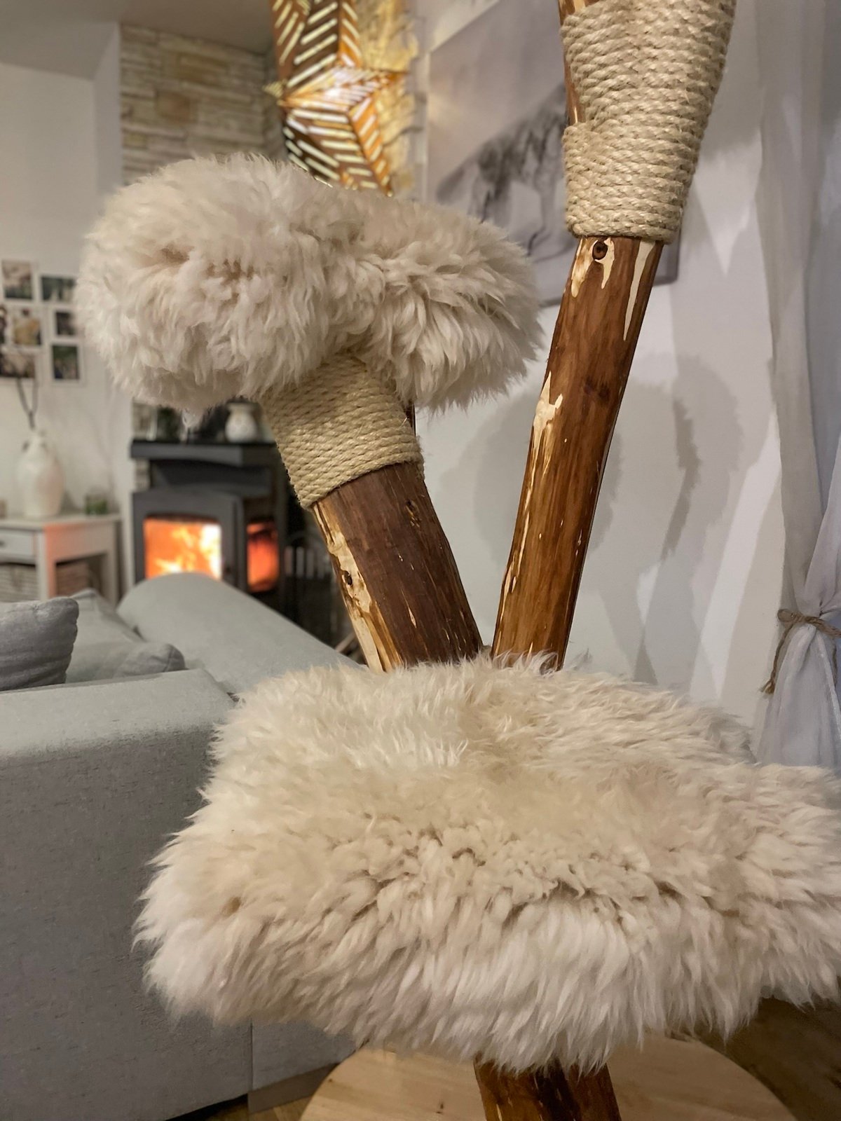 Kratzbaum FELIX mit weißen großen Liegeflächen