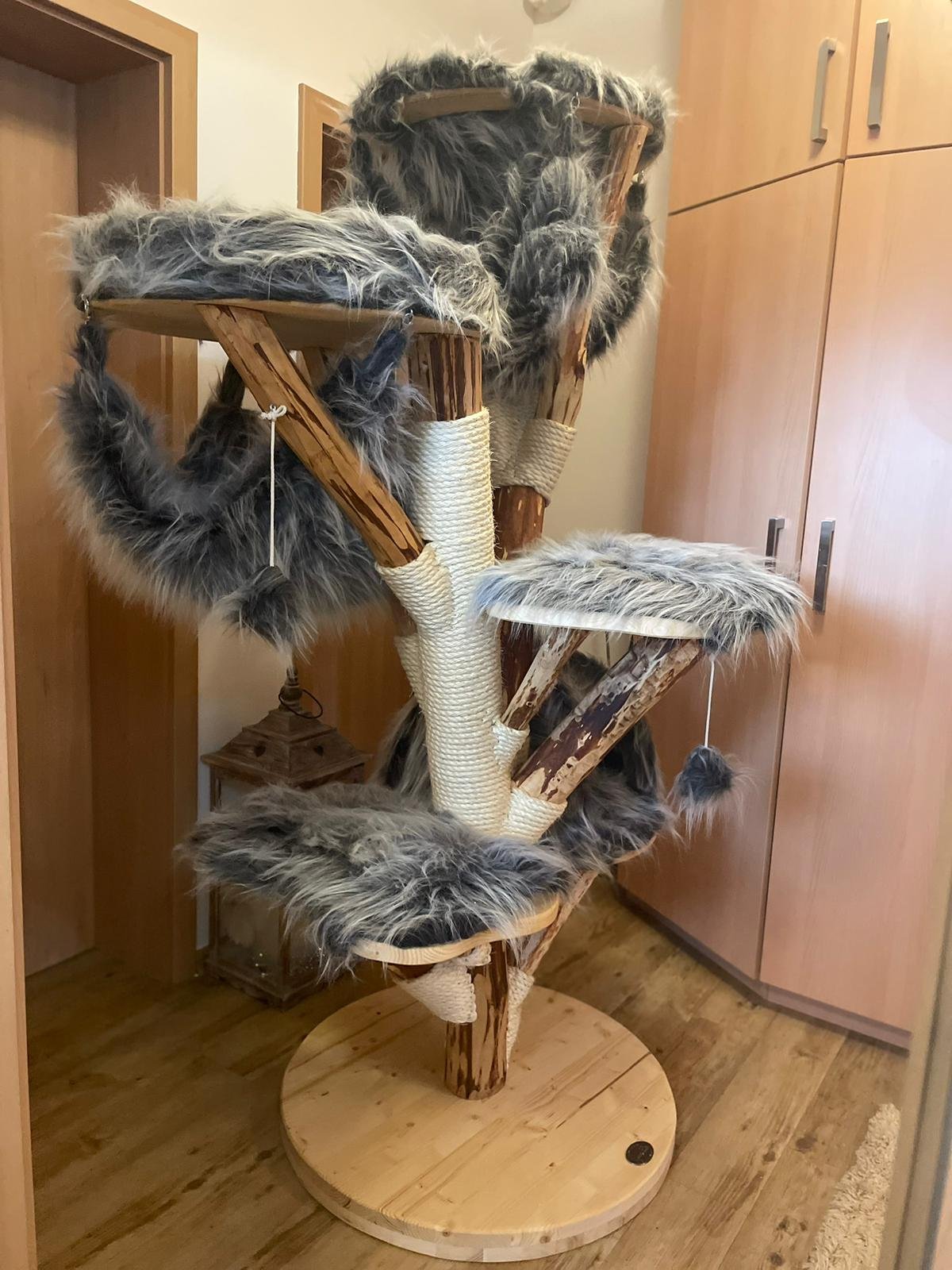 Kratzbaum Naturholz in grau weiß