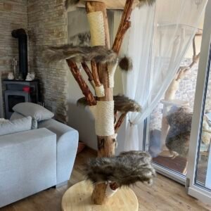 Kratzbaum aus Echtholz in Fuchsfellbezug