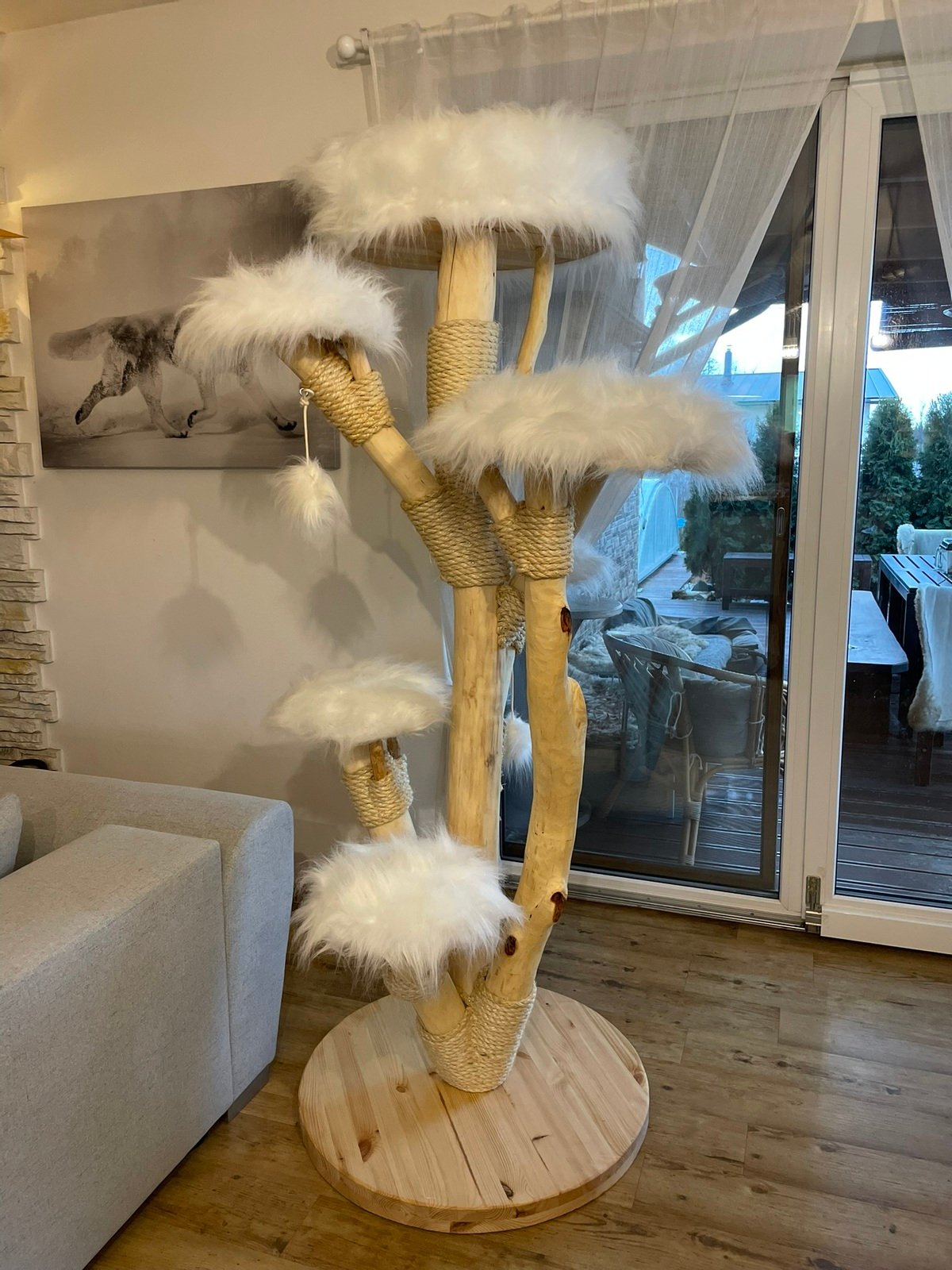 Kratzbaum aus Echtholz mit weißem Bezug