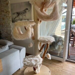 Kratzbaum aus weißem Fellbezug