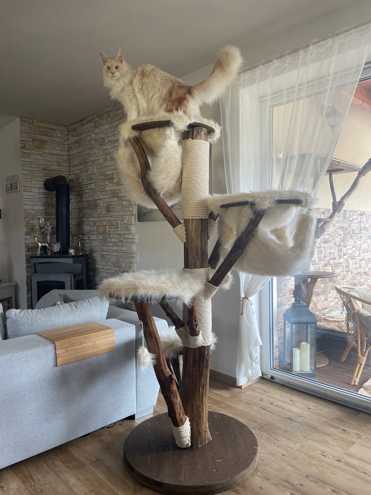 Kratzbaum dunkles Holz mit weißem Bezug