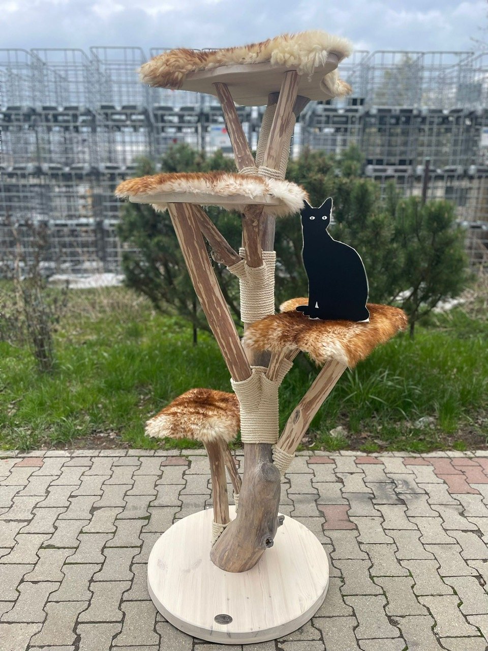 Kratzbaum mit Schaffellbezug in braun weiß