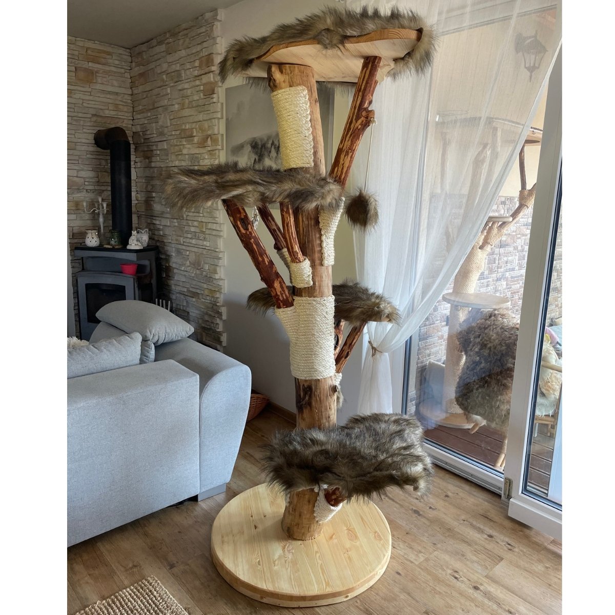 Kratzbaum mit grauem Fuchsfellbezug