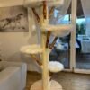 Kratzbaum mit weißem Fellbezug XXL