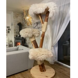 Kratzbaum mit weißem Schaffellbezug