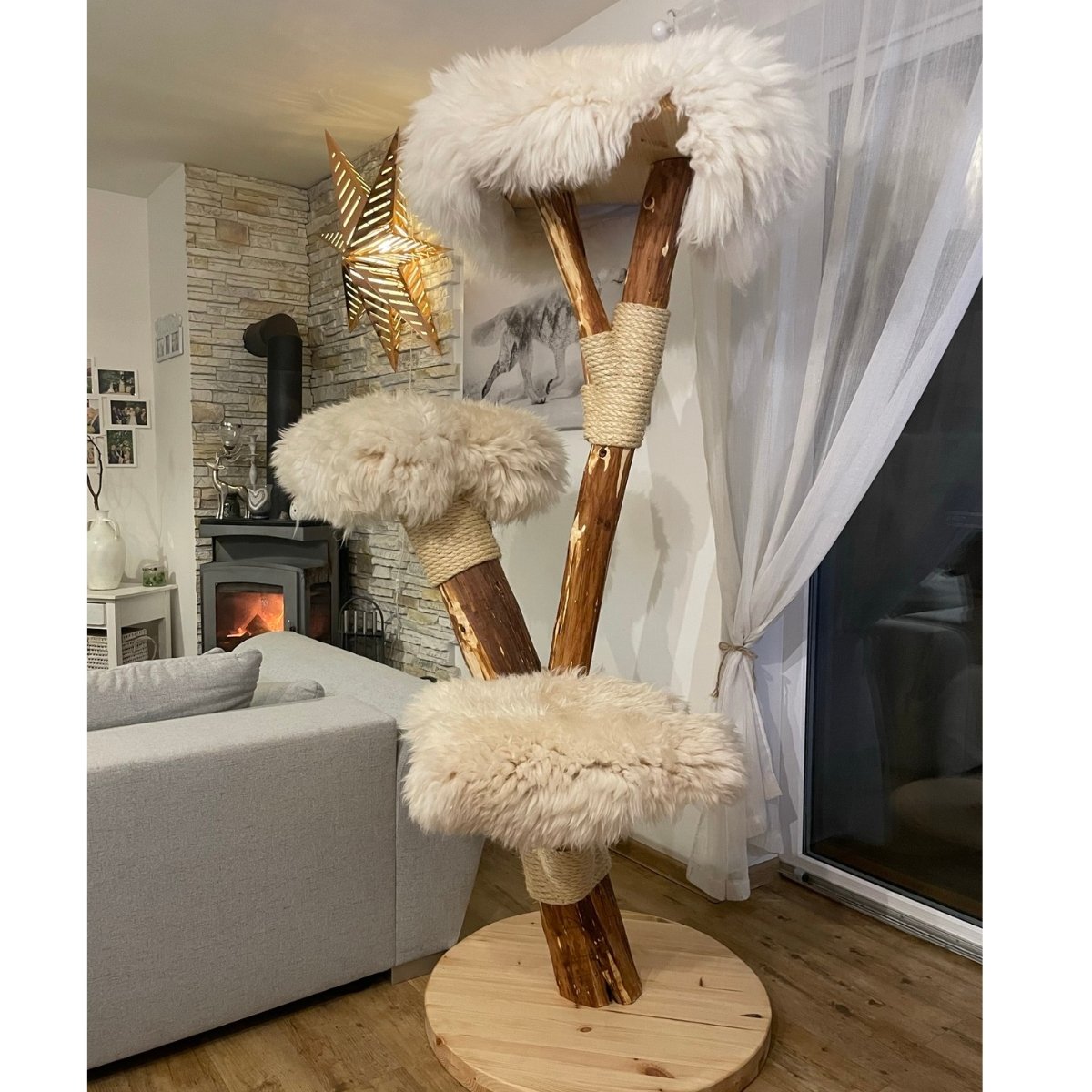 Kratzbaum mit weißem Schaffellbezug