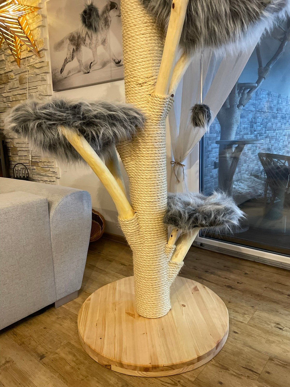Massiver Katzenkratzbaum mit grauem Fellbezug