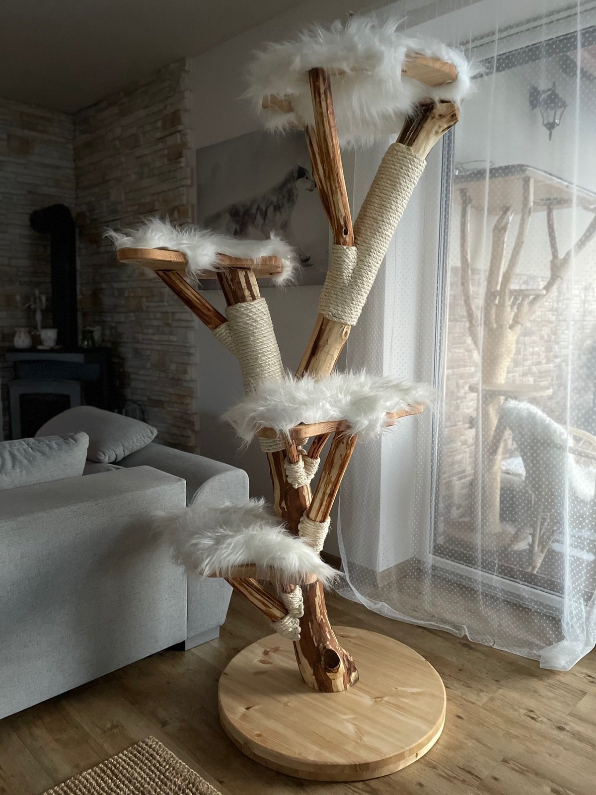 Scratchy Kratzbaum aus massivholz in weiß