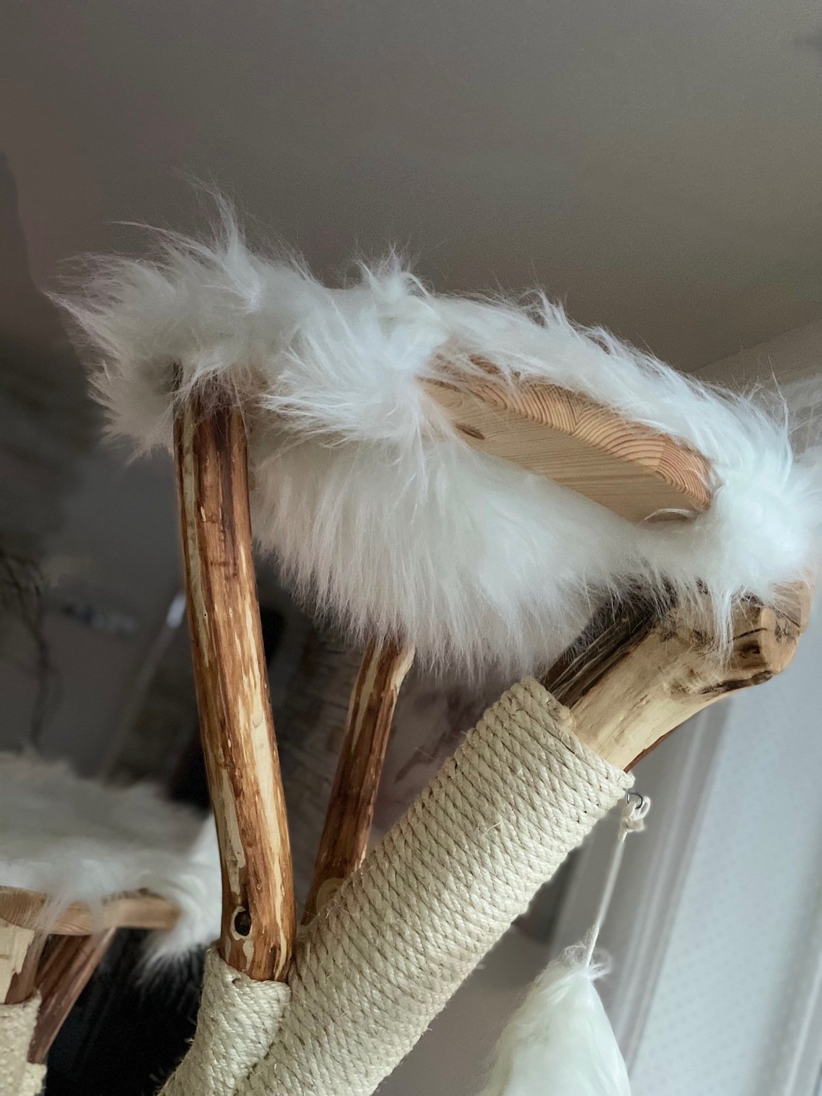 Vollholz Kratzbaum mit weißen Bezügen