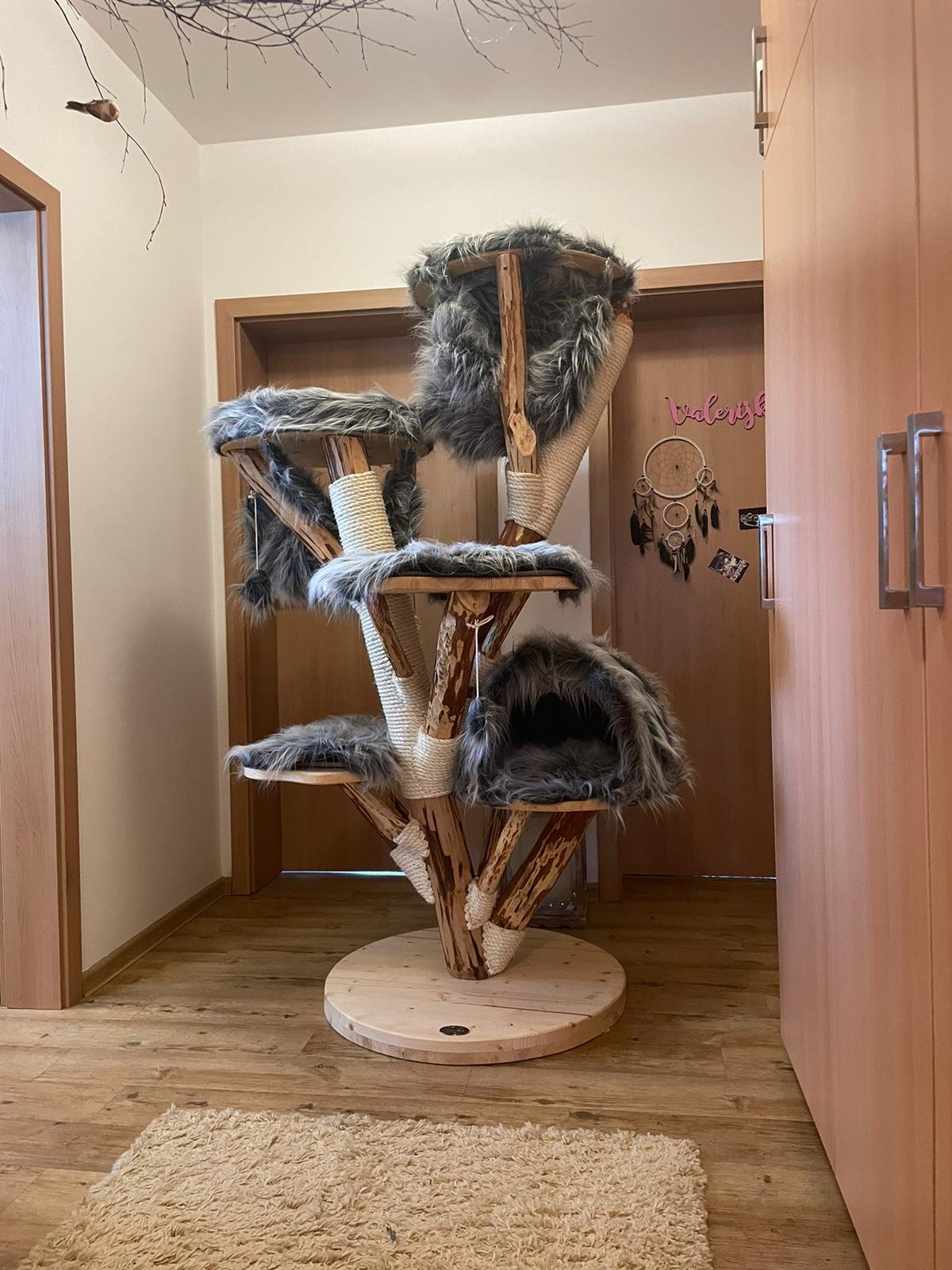 grauer großer Kratzbaum in der Farbe grau