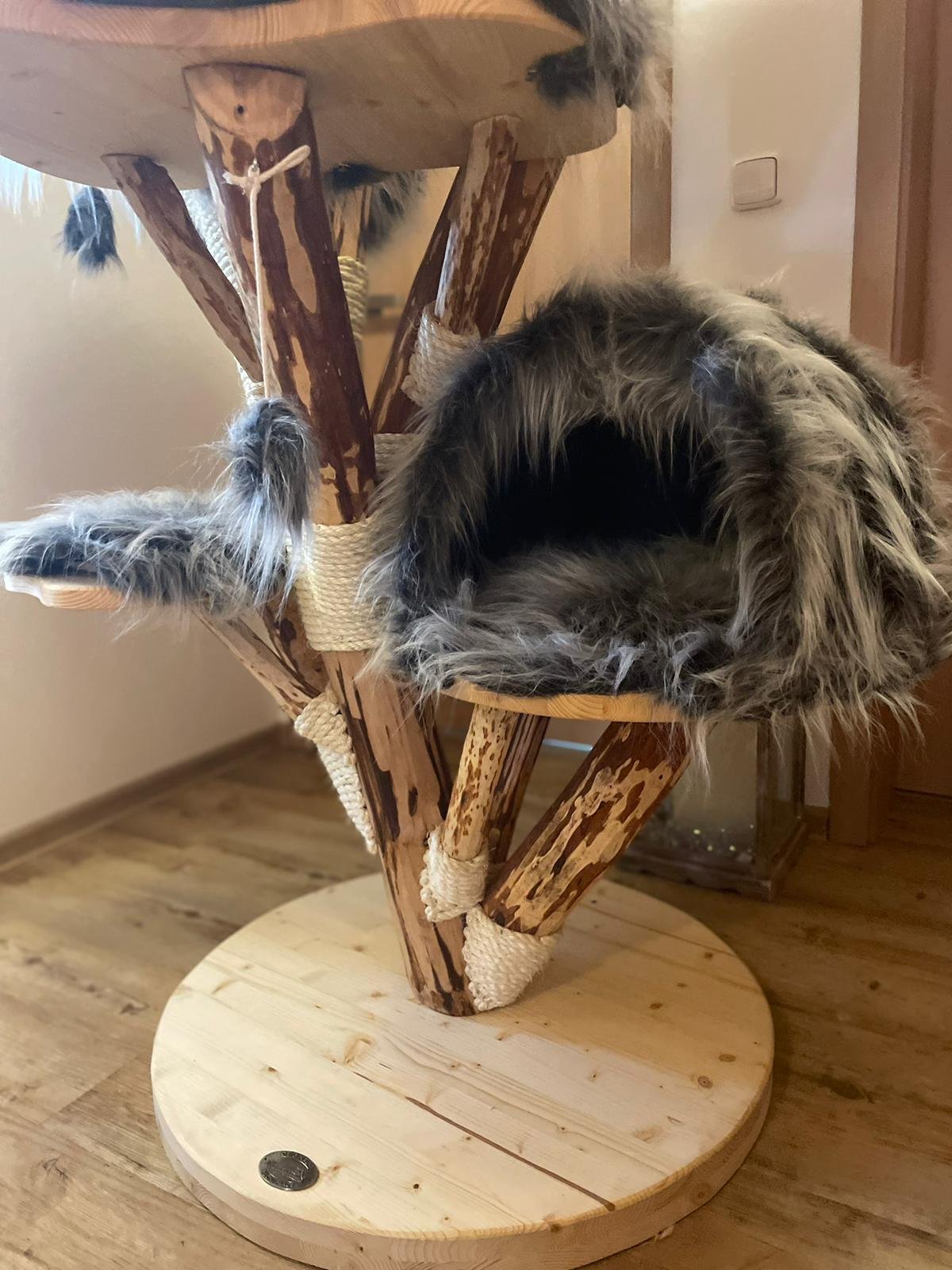 großer Kratzbaum mit Höhlen und Liegeflächen