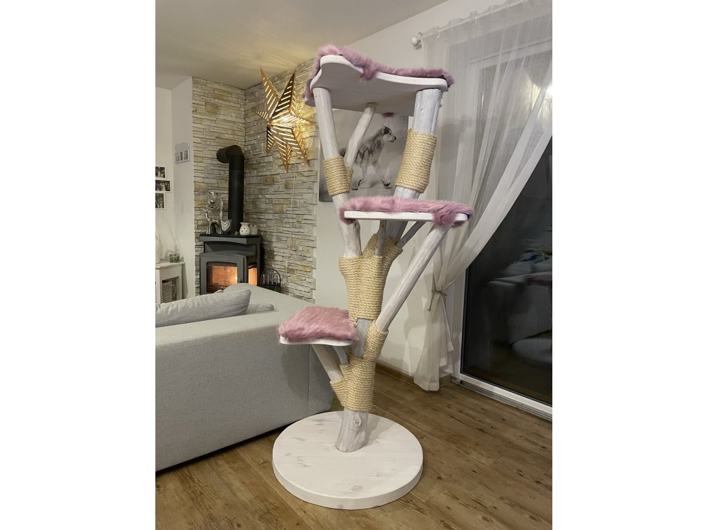 kratzbaum mit pinkem Liegeflächen und hellem Holz