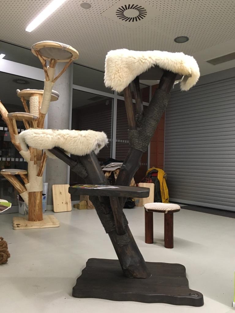 schwarzer Katzenkratzbaum in XXL groß