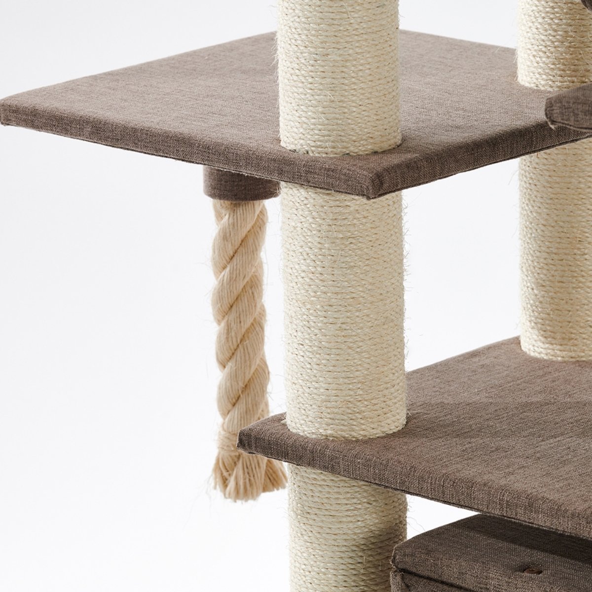 Brauner Kratzbaum mit 85 x 50 cm Grundfläche und Spielseil