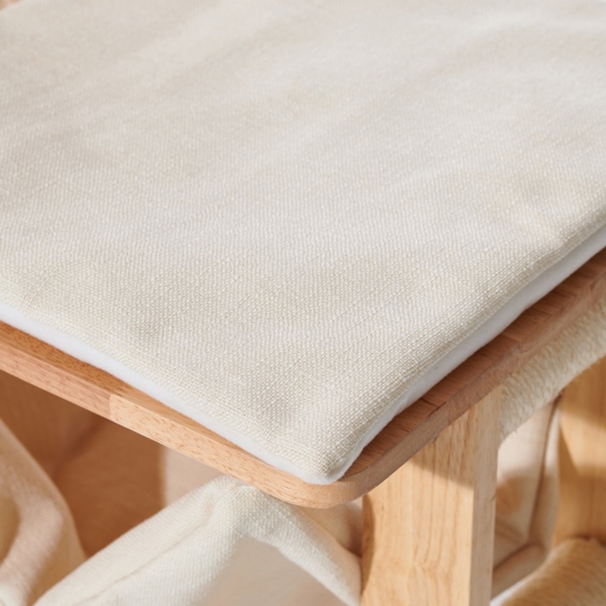 Design Kratzbaum aus Kautschukholz in Cream mit Sisal Kratzstamm für Katzen