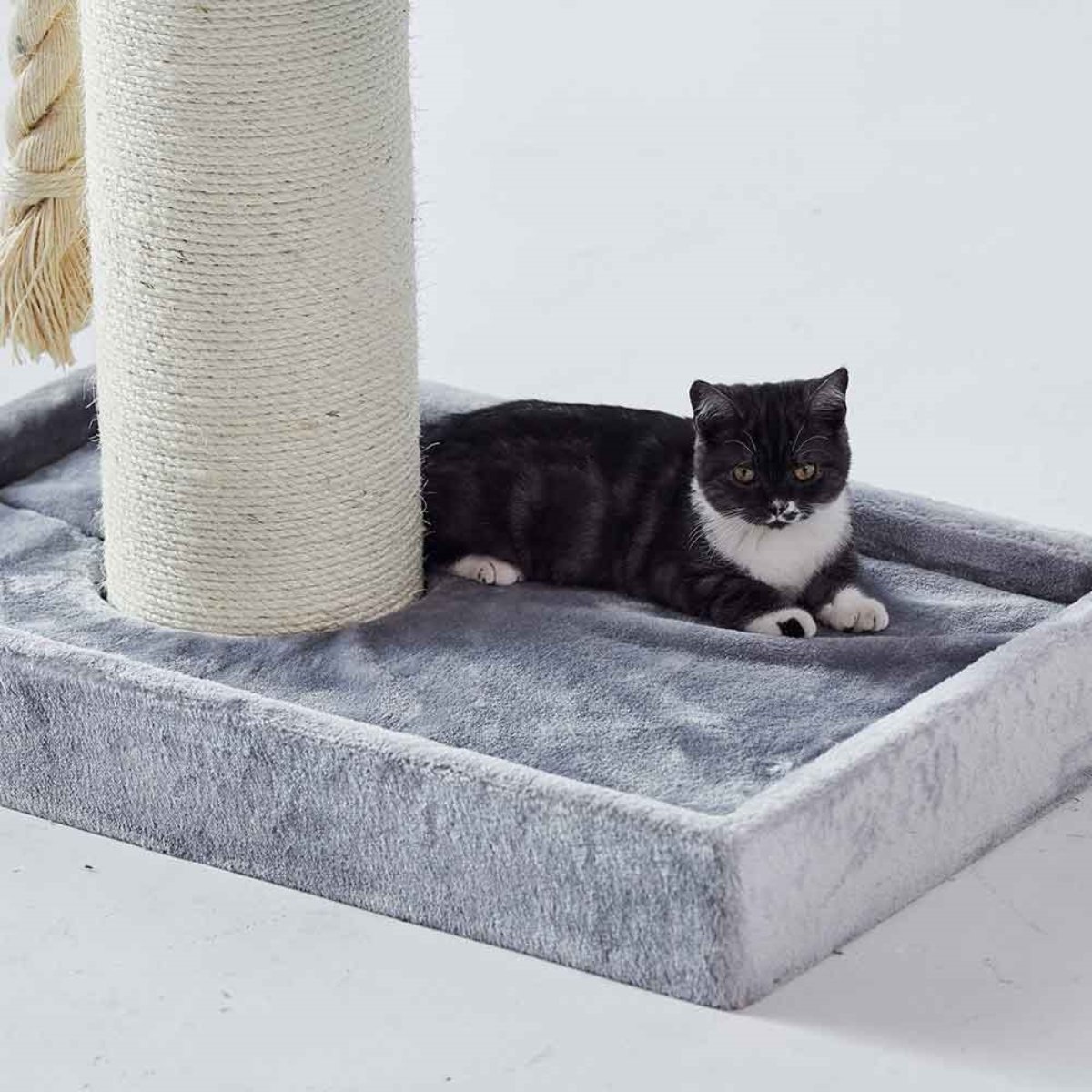 Grauer Kratzbaum Samar für große Katzen mit breiten Kratzstämmen und weichen Liegeflächen