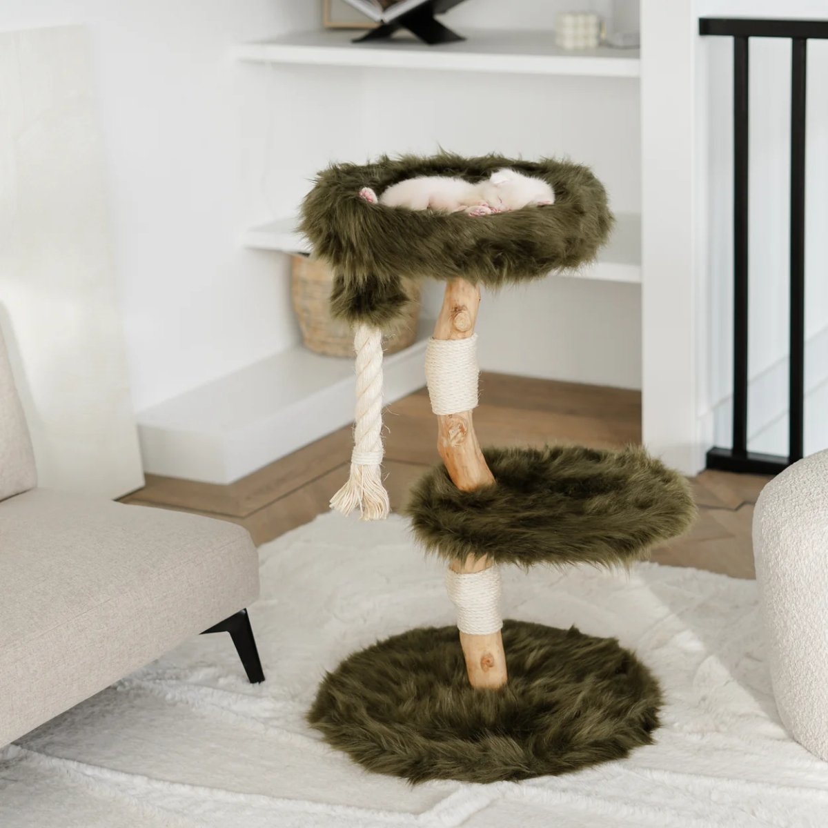 Katzenbaum 85 cm hoch in Waldgrün mit Sisalstämmen zum Kratzen und gemütlicher Sonnenliege