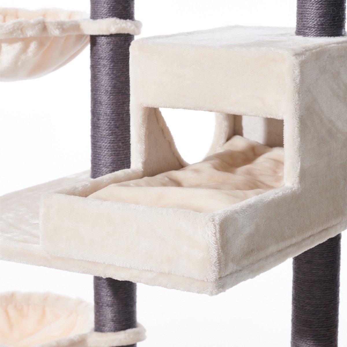 Katzenkratzer hoch in Farbe natur