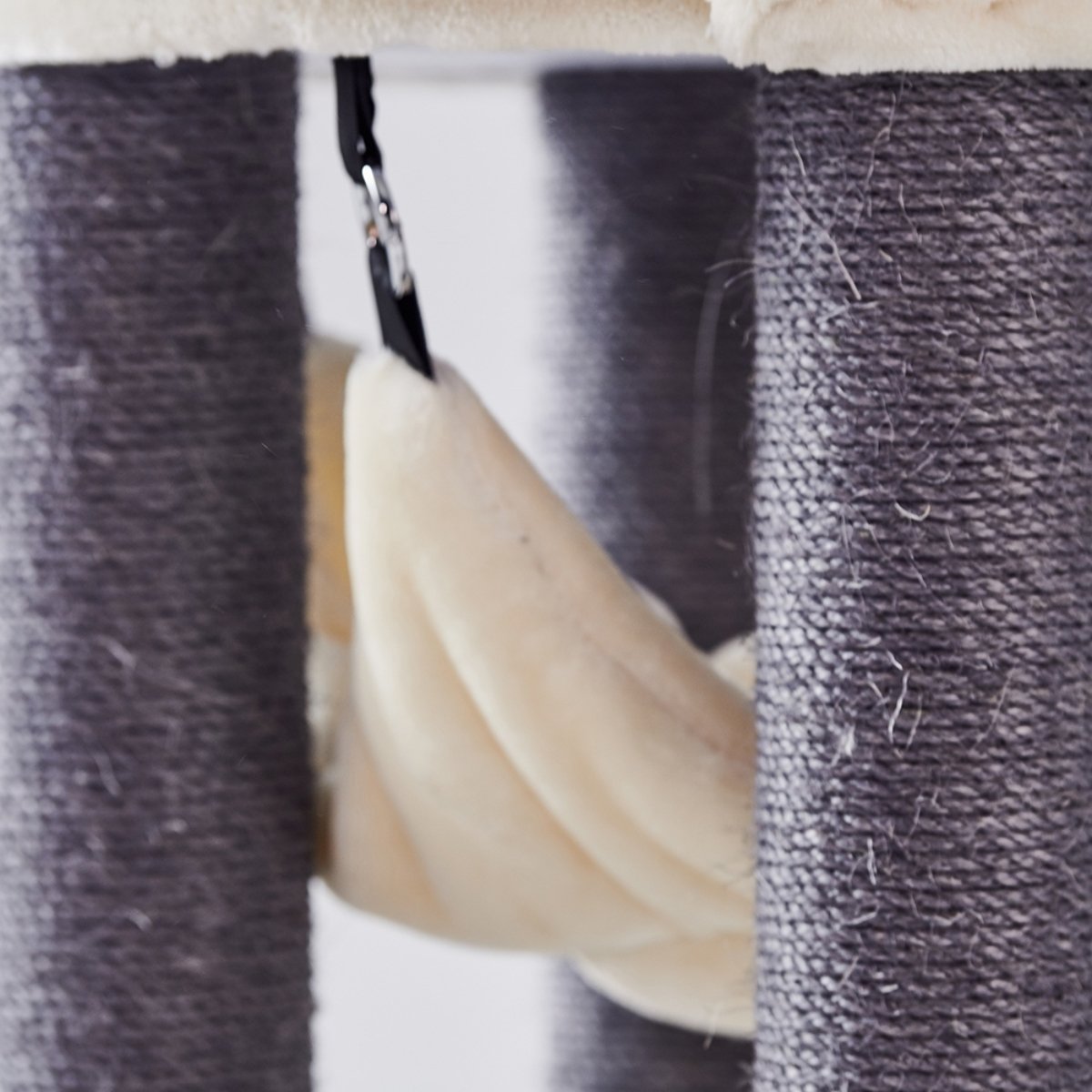 Katzenmöbel mit gepolsterter Plattform und Kratzstämmen