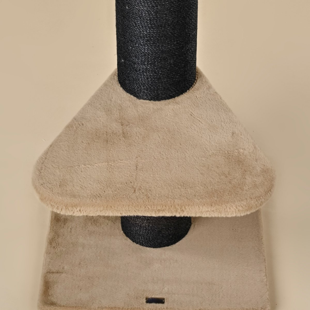 Moderner Katzenkratzbaum Cappuccino 120 cm mit 60x43 cm Liegefläche und 20 cm Sisalstämmen