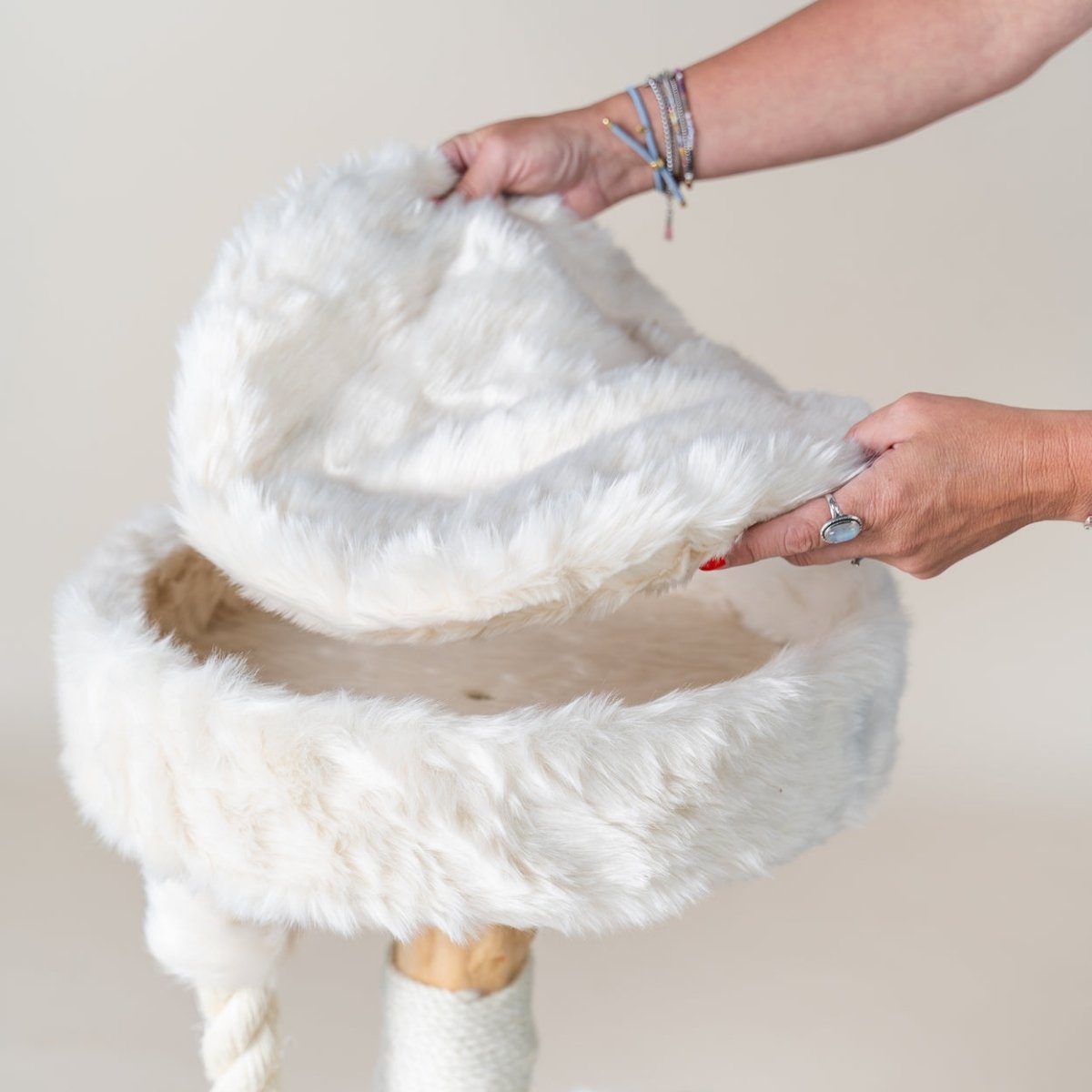 Moderner Katzenkratzbaum Creme mit mehreren Plattformen zum Klettern und Ausruhen