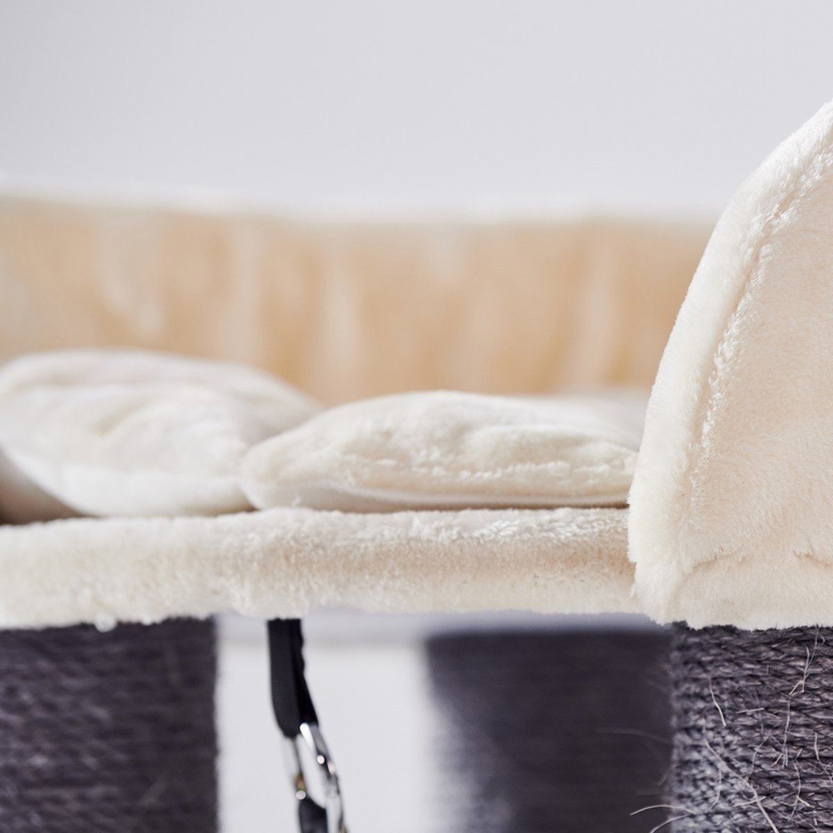 Moderner Kratzbaum in Beige mit mehreren Ebenen