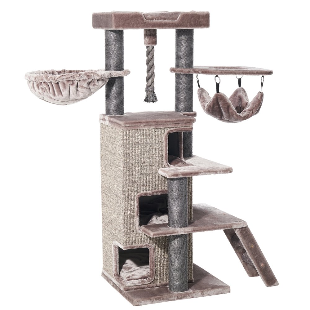 brauner hoher Katzenbaum