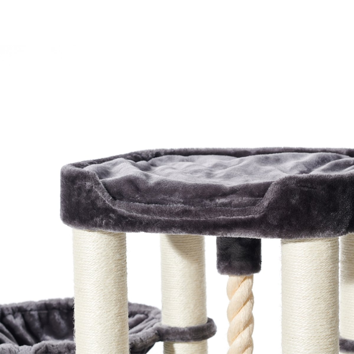 hoher schwarzer Katzenkratzbaum