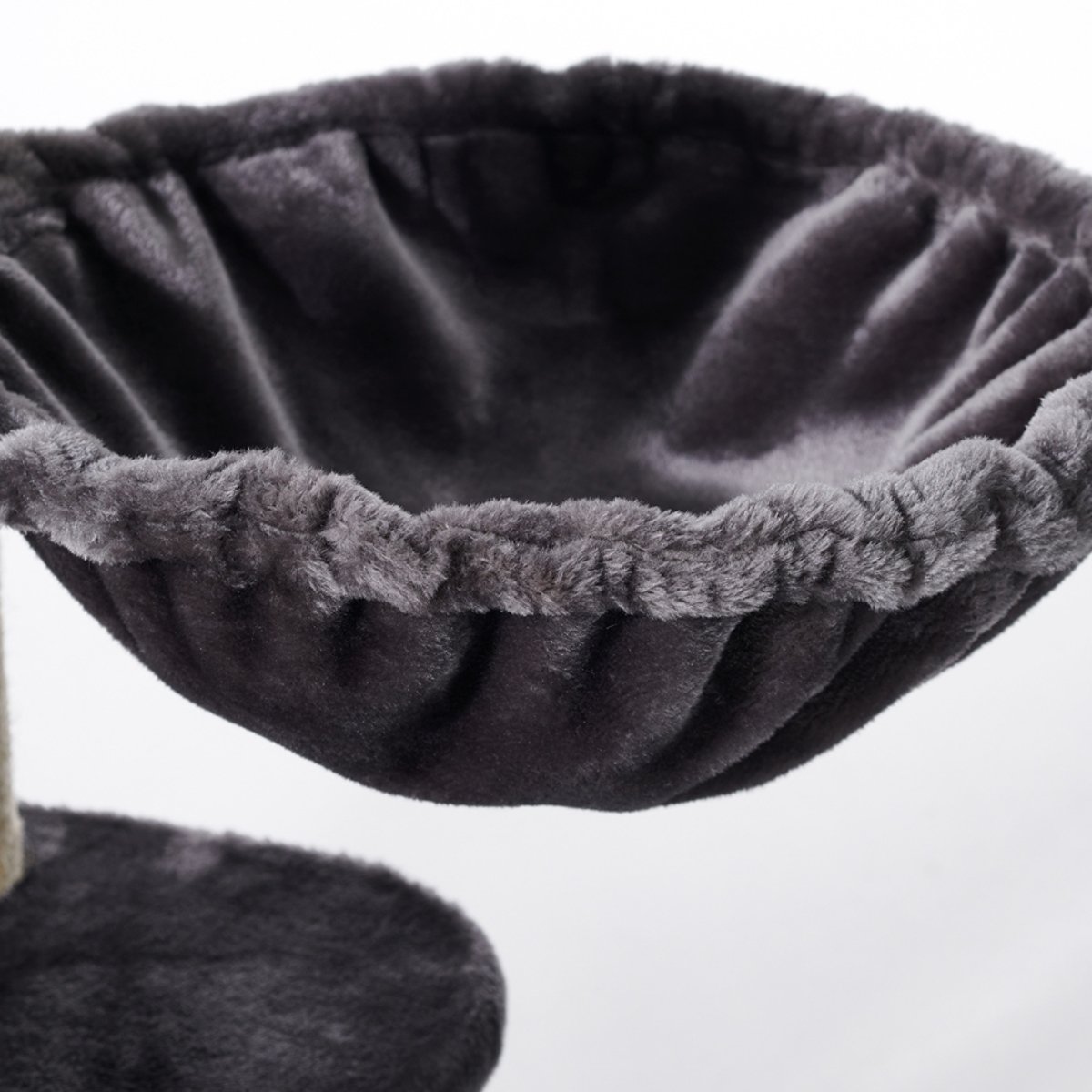 schwarzer Katzenbaum plüsch und gemütlich