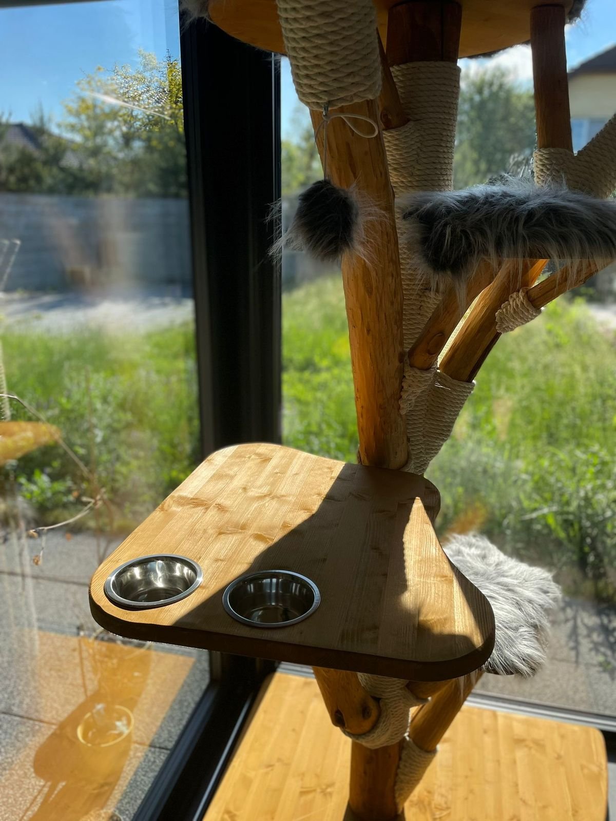 Holz Katzenbaum mit Futternäpfe