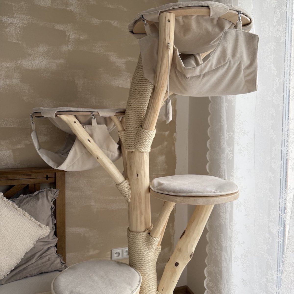 Holzkratzbaum Natur in der Farbe beige
