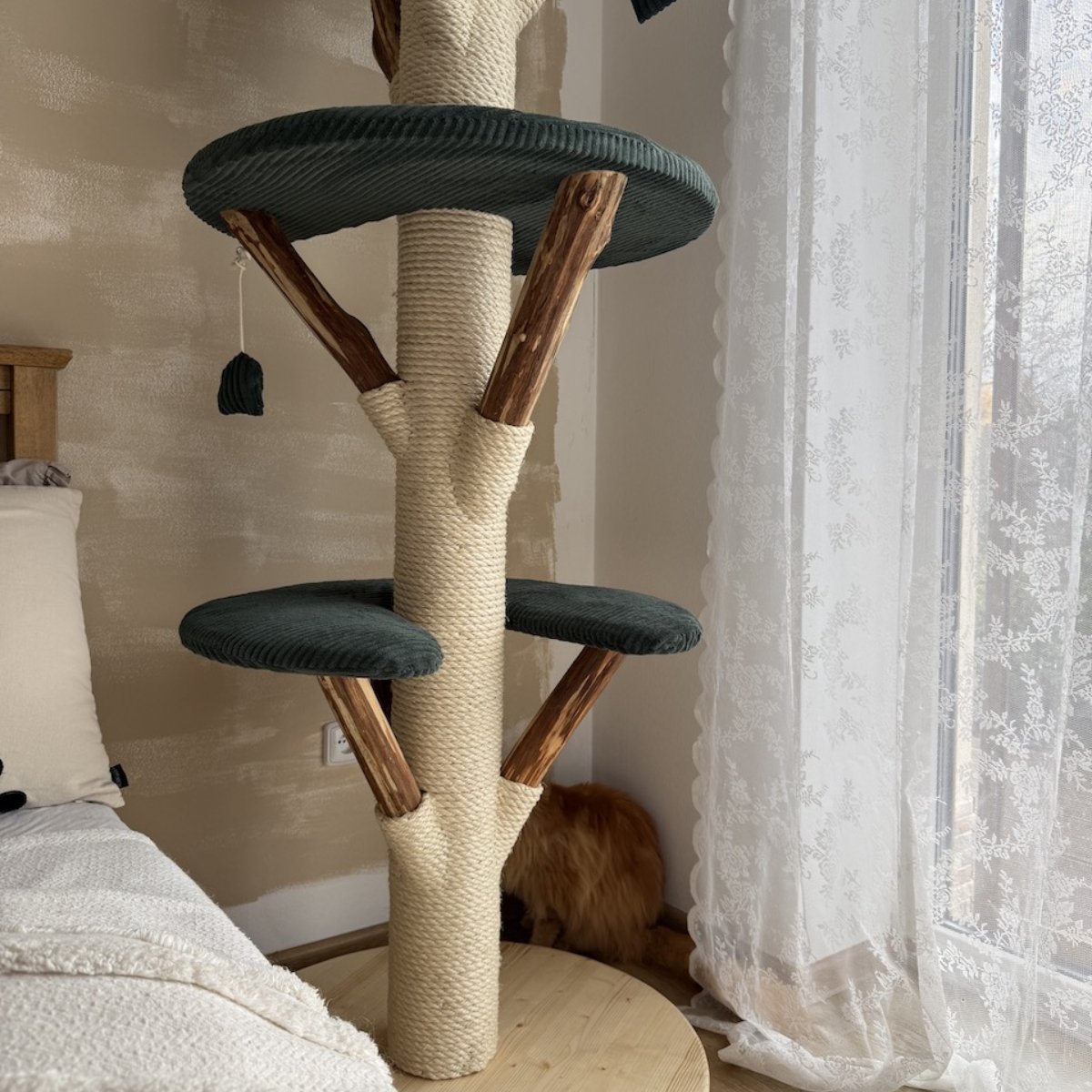 handgefertigter Katzenkratzbaum