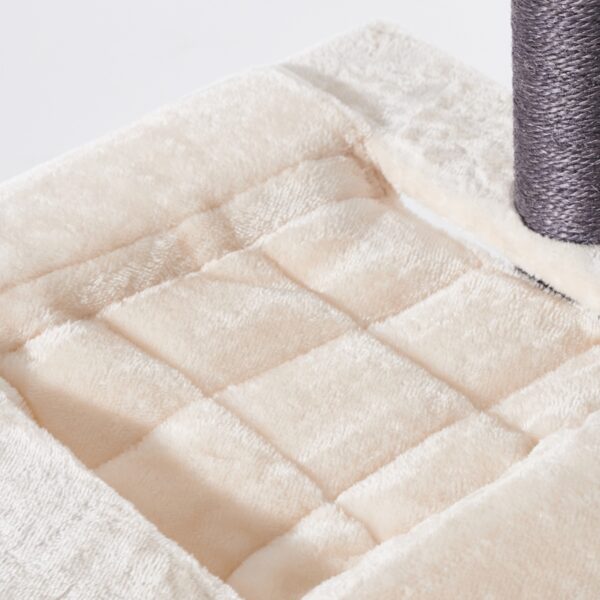 kuscheliger kleiner Katzenbaum beige cream