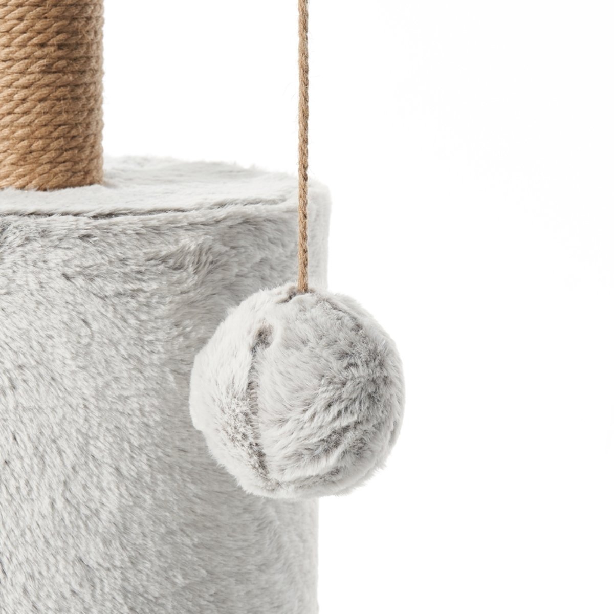 weiß grauer Kratzbaum mit Spielball
